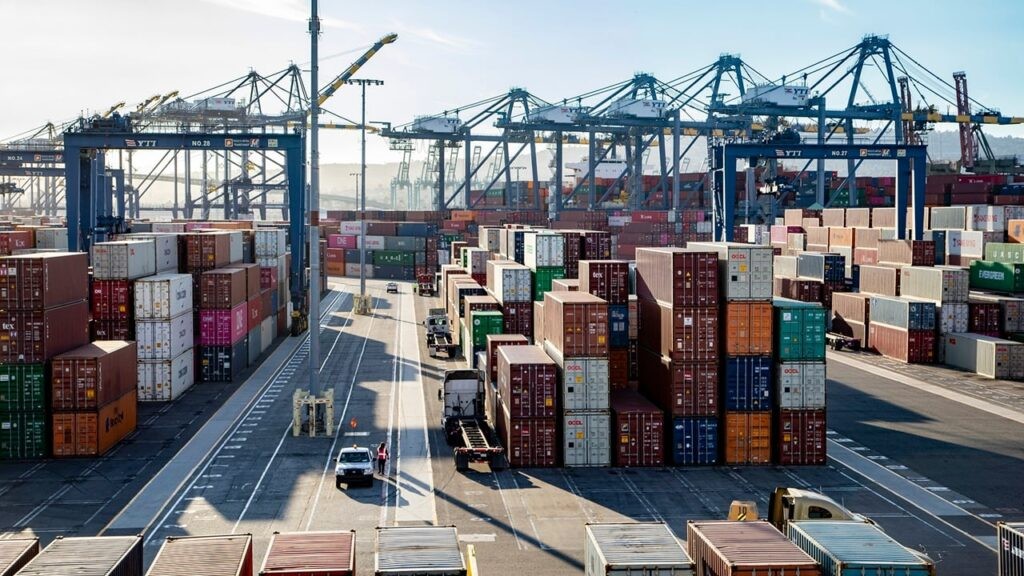 Vận tải Việt Nam trong bão biến động: tối ưu hóa chuỗi cung ứng và cách tiếp cận cho Vietnam logistics