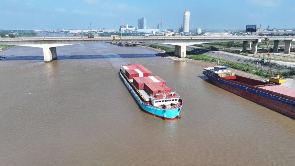 Technology and partnerships driving green logistics - Vietnam green logistics