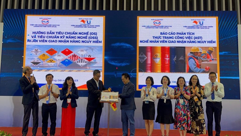 Xây Dựng Đội Ngũ Chuyên Nghiệp Trong Dangerous Goods Logistics Tại Việt Nam
