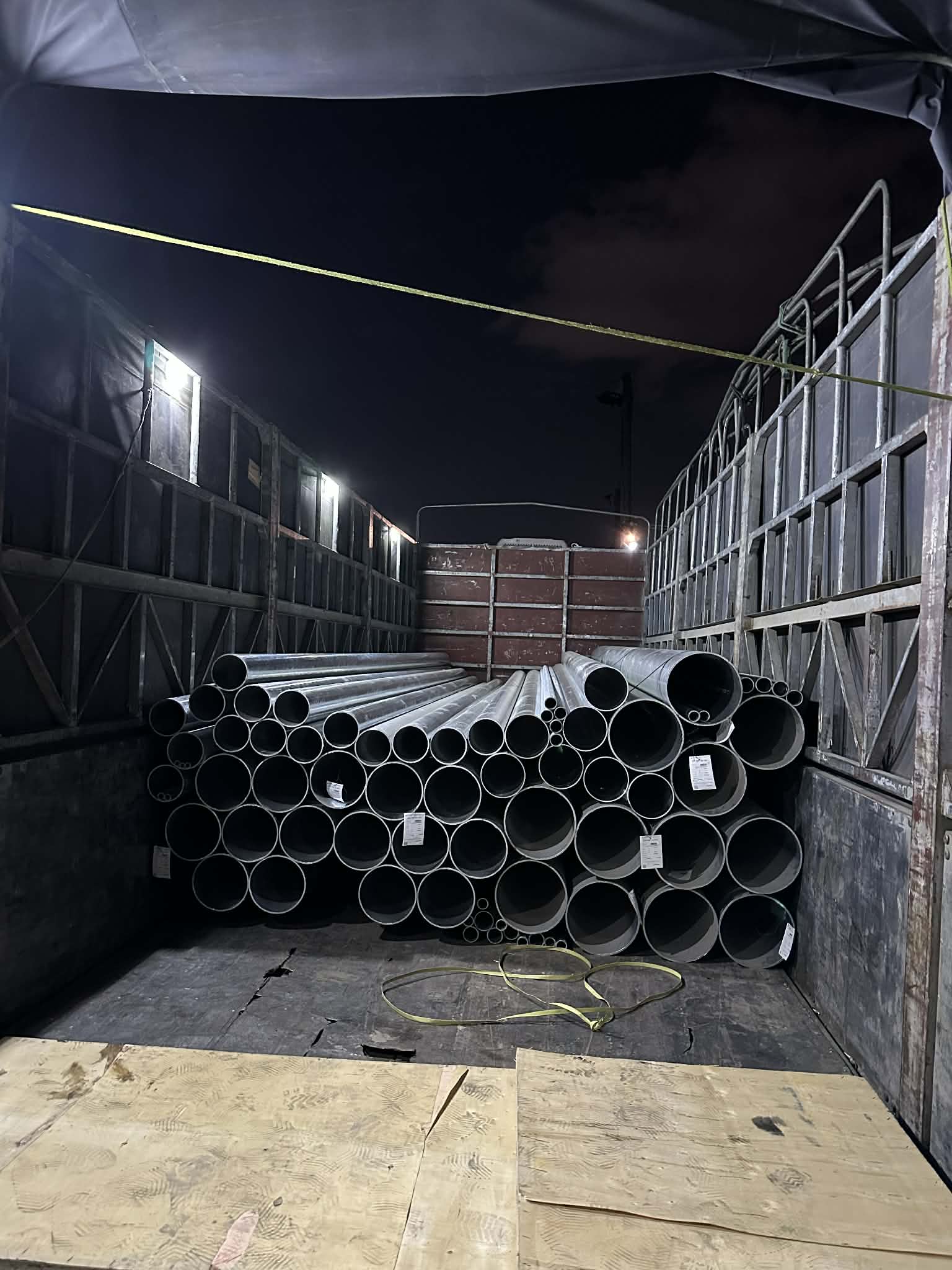 Ống thép xếp gọn trên xe tải