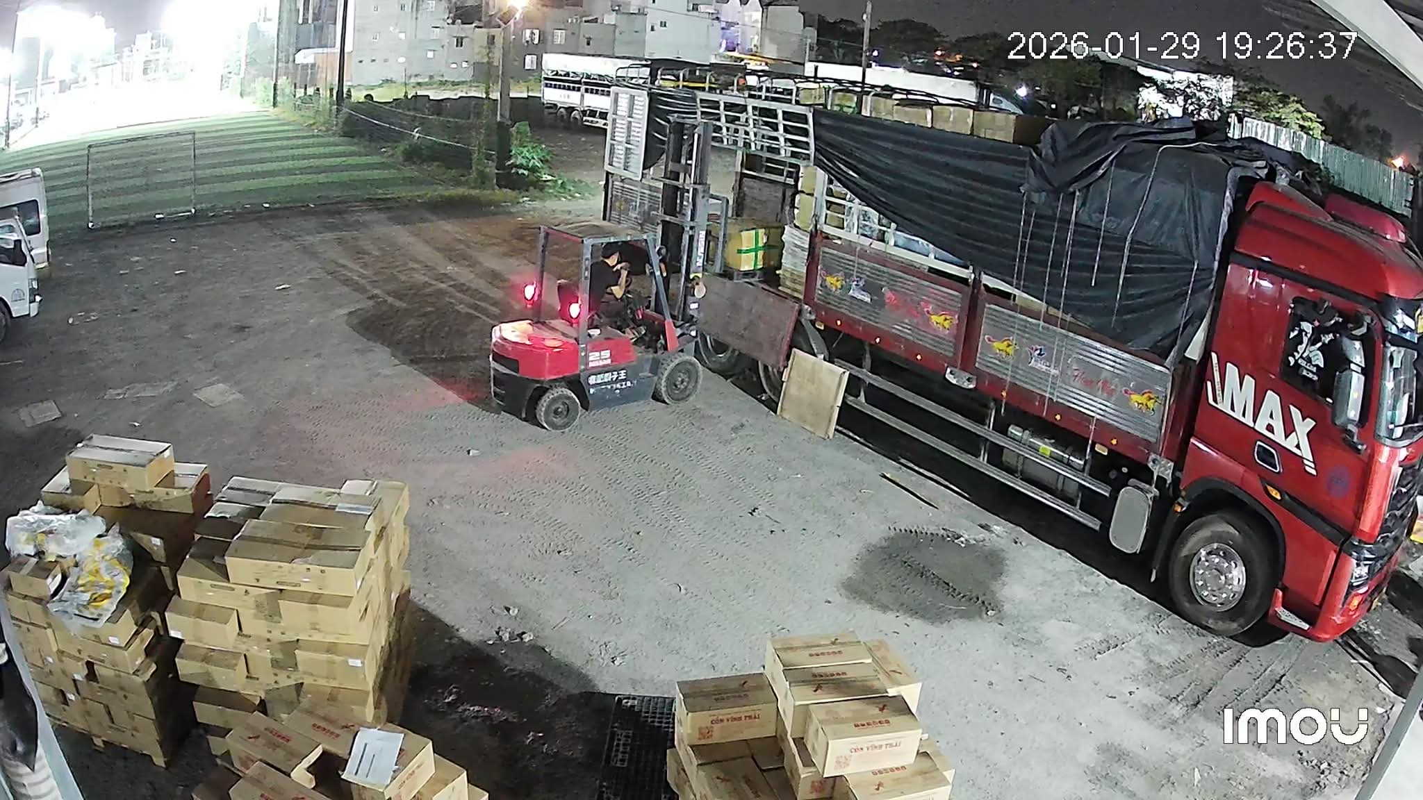 Xe nâng bốc dỡ hàng hóa tại kho