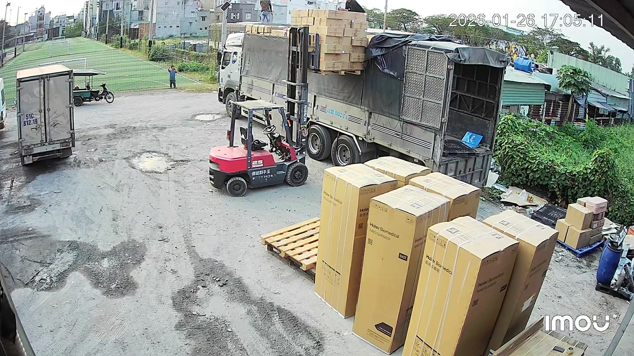 Xe nâng xếp hàng lên xe tải