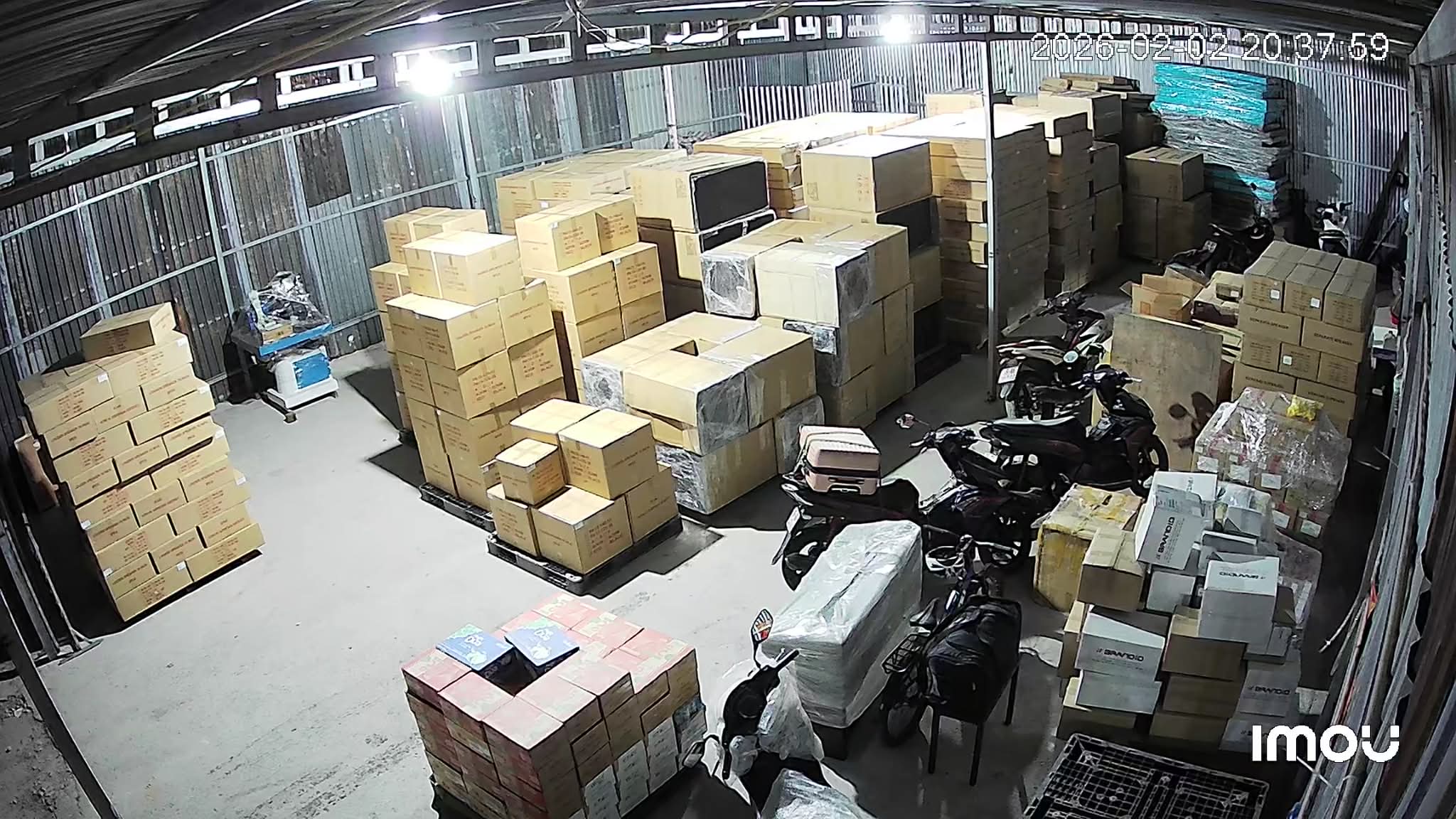 Kho hàng chứa đầy thùng carton