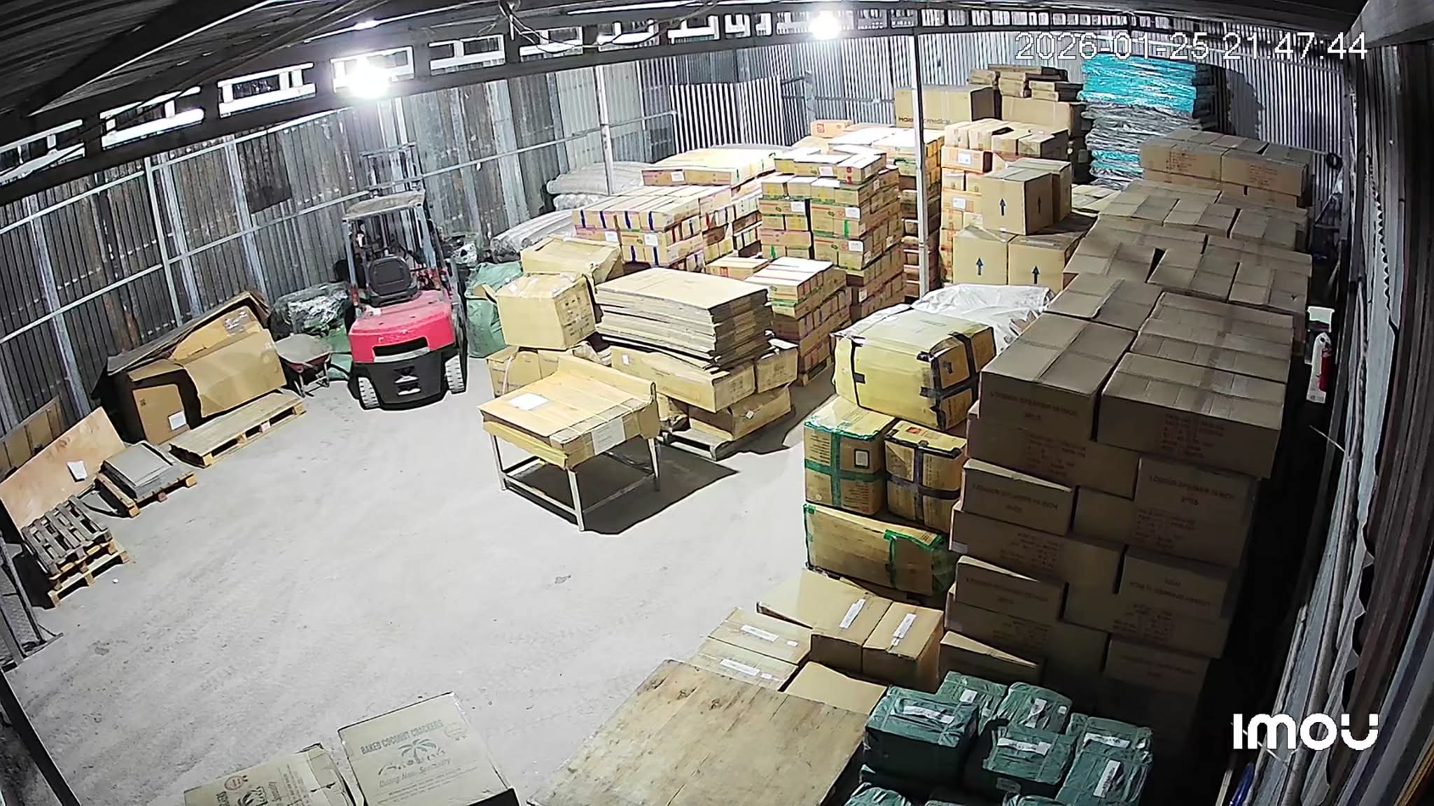 Kho hàng với xe nâng và hàng hóa