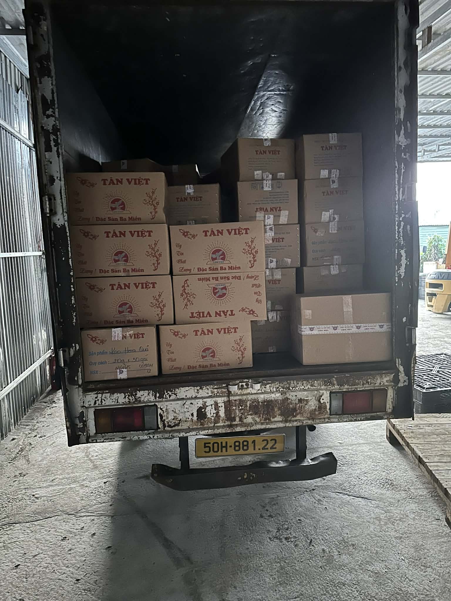 Hàng hóa đóng thùng trên xe tải