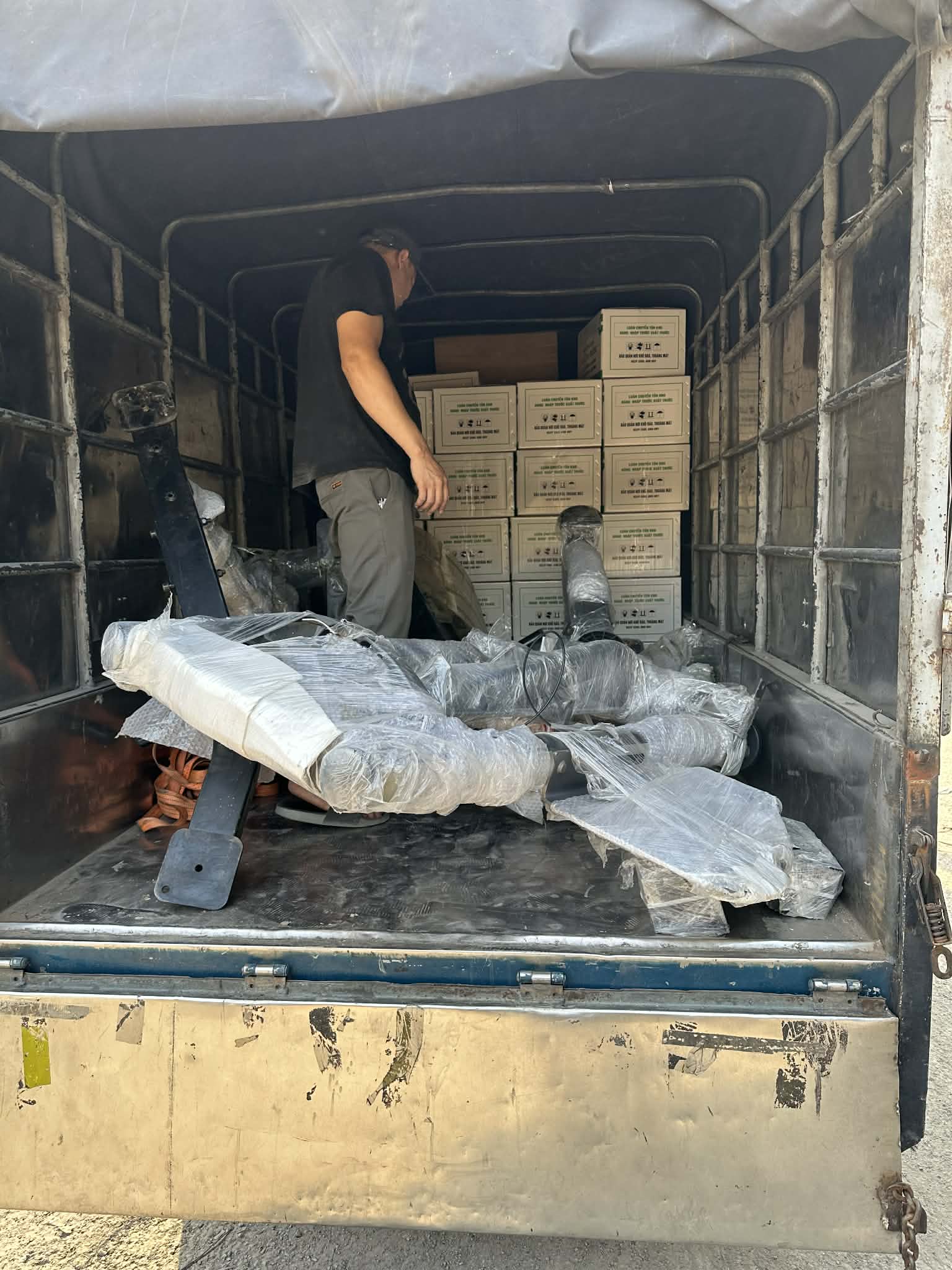 Nhân viên xếp hàng lên xe