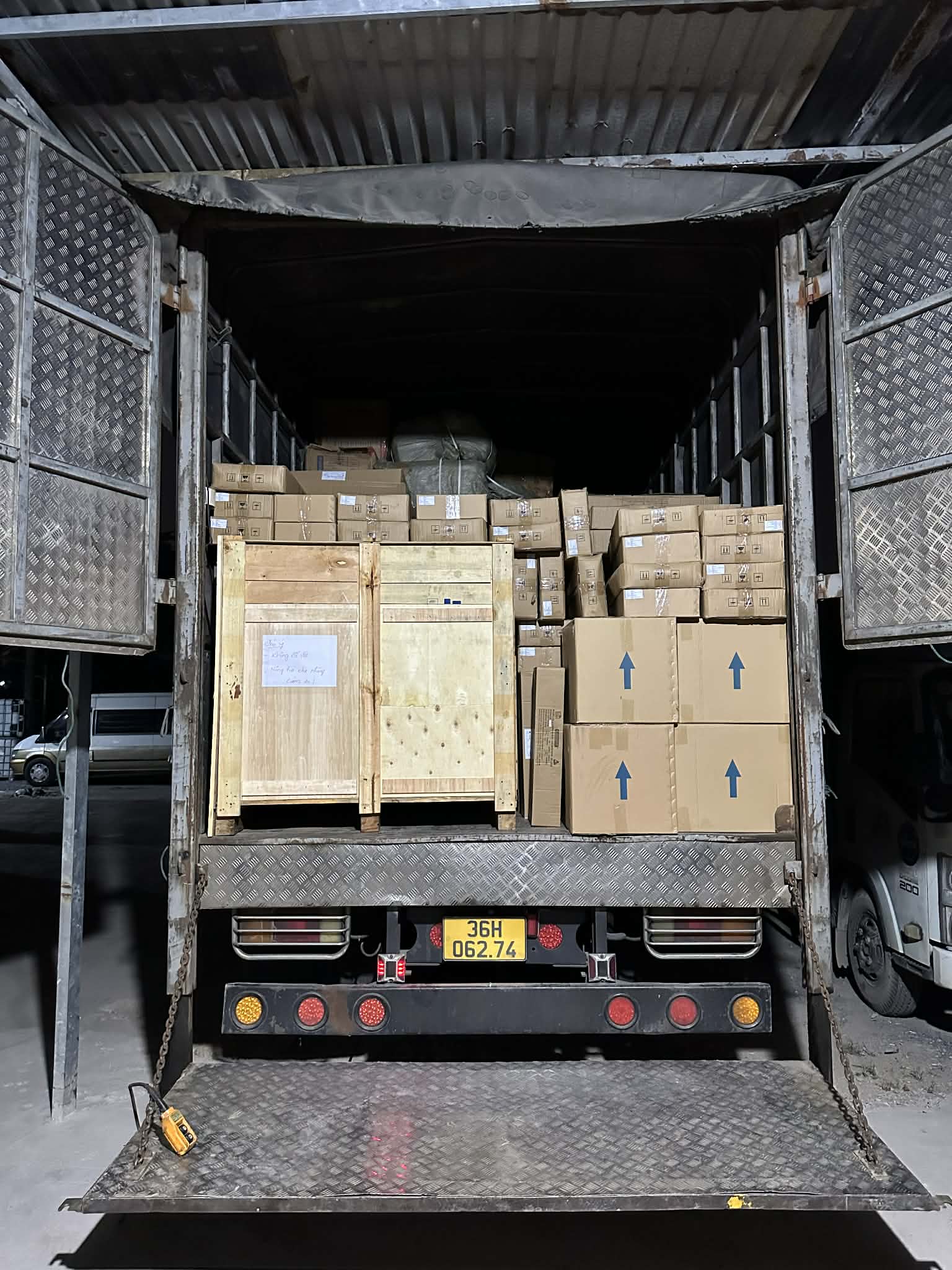 Hàng hóa đã đóng gói trên xe tải