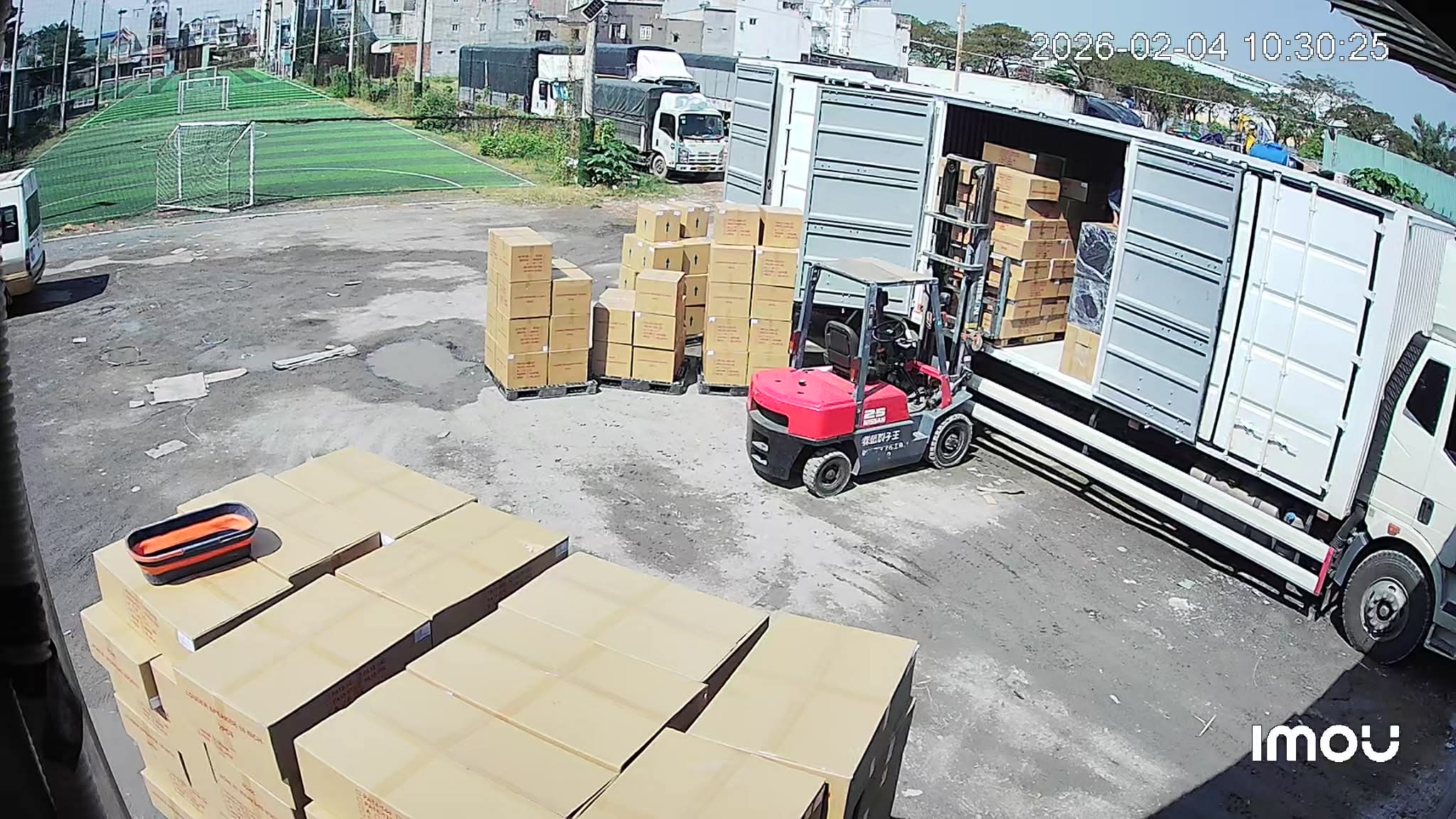 Xe nâng đang bốc hàng lên xe container