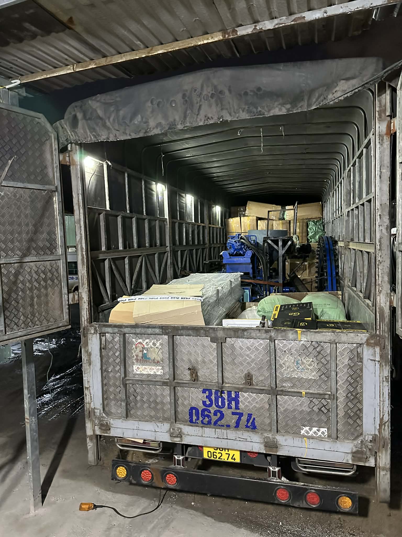 Xe tải chở máy móc công nghiệp