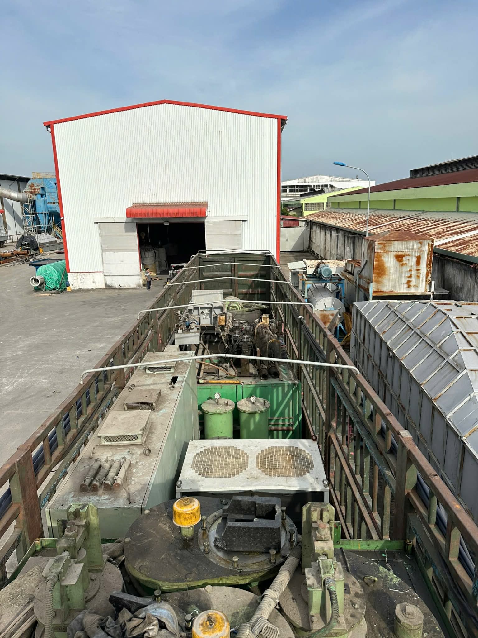 Máy móc trên thùng xe tải